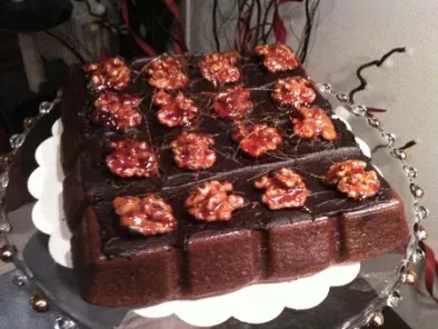 Gâteau léger au chocolat noir, à l'orange et aux noix