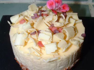 Gâteau mousseux au chocolat blanc et aux biscuits roses