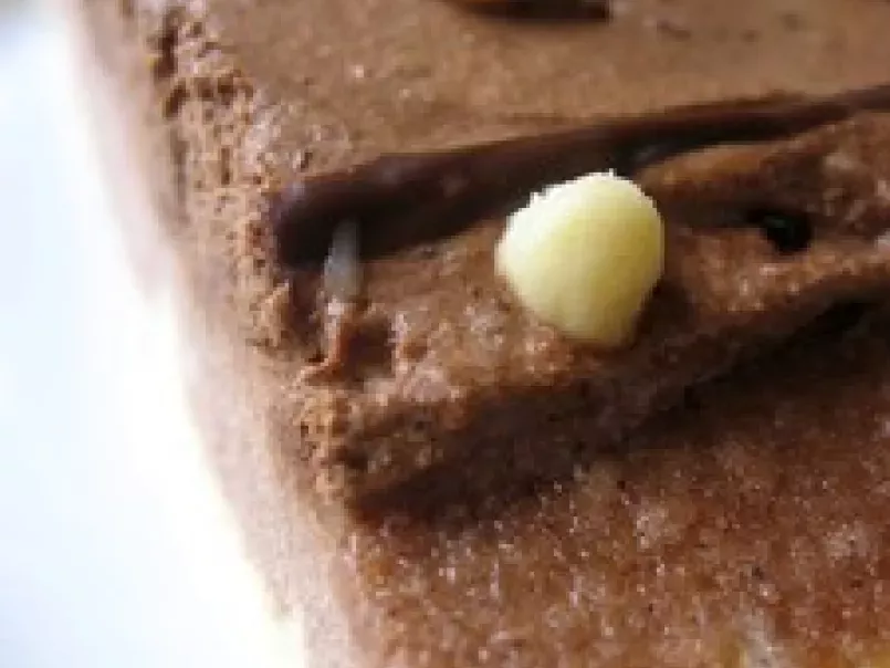 Gâteau mousseux au chocolat noir et ses billes de chocolat blanc - photo 3