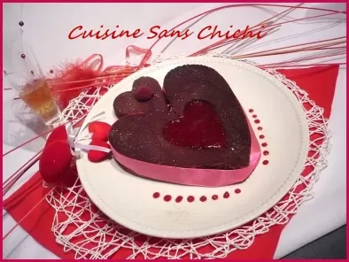 Gâteau Saint-Valentin. Coeur moelleux au chocolat et sa purée de framboises.