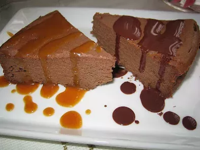 Gâteau ultra-fondant chocolat-ricotta et sauce corsée au cacao