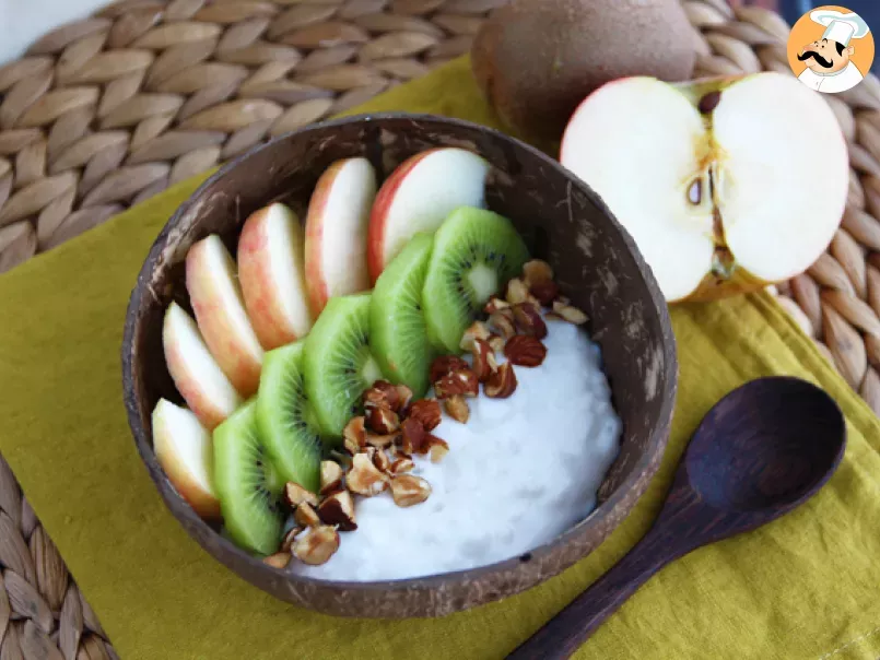 Goûter au yaourt de coco, pomme, kiwi et noisettes