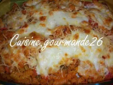 Gratin de pâtes, tomates, fromage râpé et mozzarella
