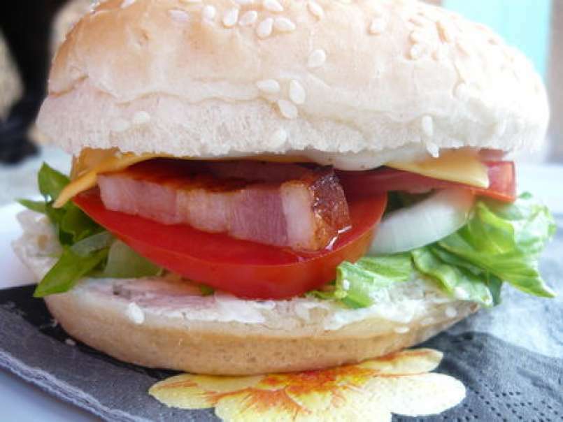 Hamburger au bacon et sauce poivre vert