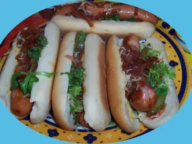Hot dogs aux oignons caramélisés au ketchup