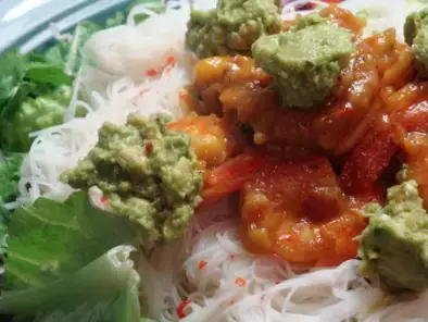 Inspiration vietnamienne ... ou la salade de crevettes mangue/guacamole façon Bun Bo