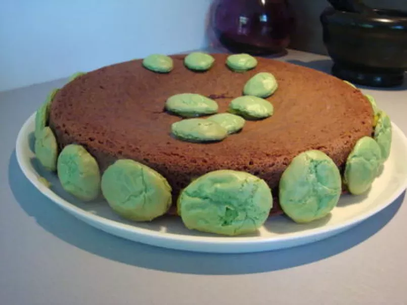 Leyla 7 Ans ... Un gâteau au chocolat ... déco macarons ! - photo 2