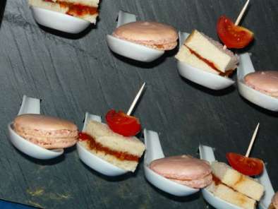 Macarons au foie gras et confit d'oignons