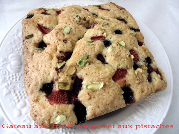 Gateau aux fruits rouges et aux pistaches