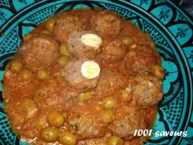 Medgoug (boulettes de viande farcies aux oeufs durs) en sauce rouge