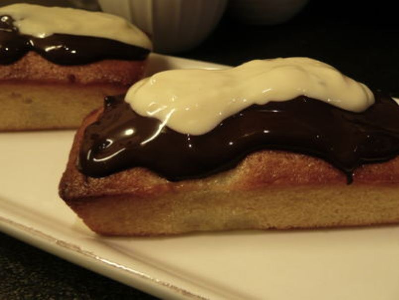 Mini cakes amande-poire au coeur de chocolat.
