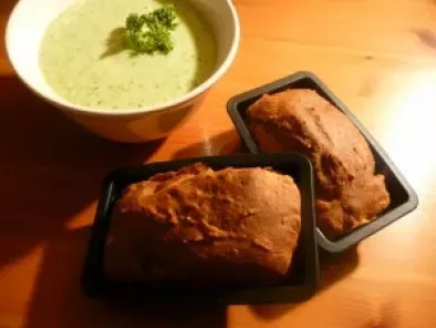 Mini-cakes aux olives noires, ail et fines herbes et sa sauce Tzatziki au tofu soyeux