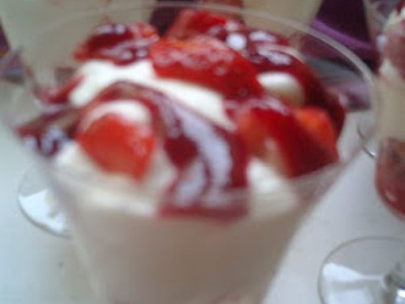 Mousse de yaourt sur lit de fraises et coulis de framboises. - photo 2