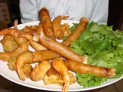 Nems (pâté vietnamien), beignets de crevettes et raviolis frits