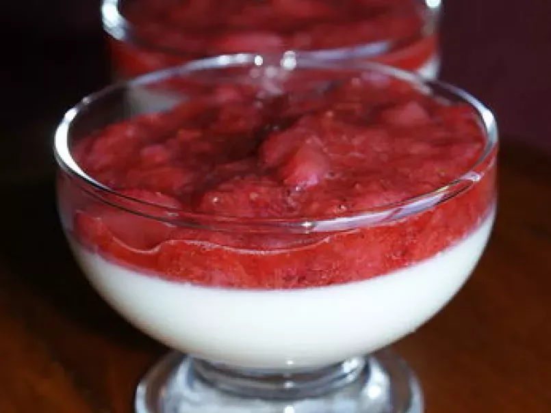 Panna cotta au yogourt et sa compote de fraise et rhubarbe
