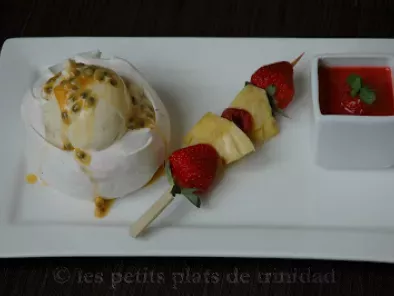 Pavlova glacée vanillée, brochette de fruits et soupe de fraises - photo 3