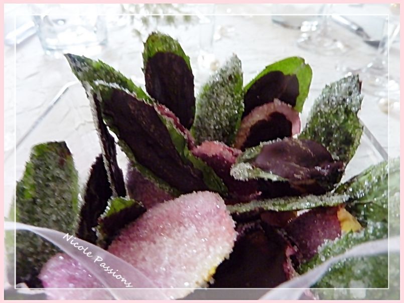 pétales de roses et feuilles de menthe cristallisées et chocolatées - photo 3