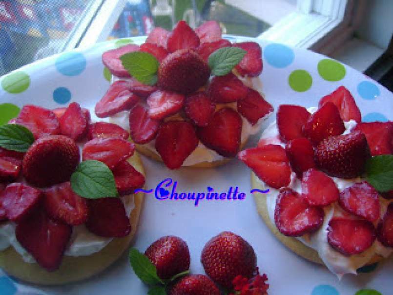 Petits gâteaux éponge à la crème et aux fraises