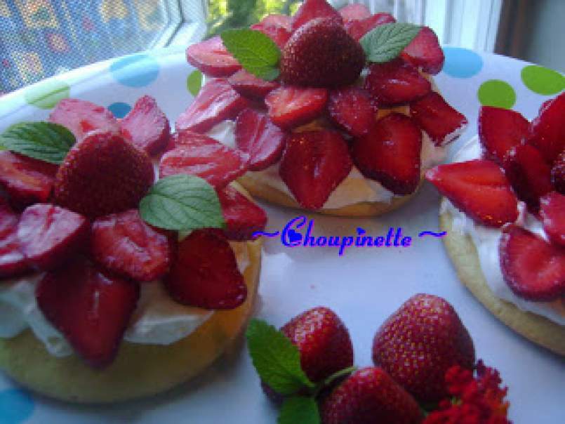 Petits gâteaux éponge à la crème et aux fraises - photo 2