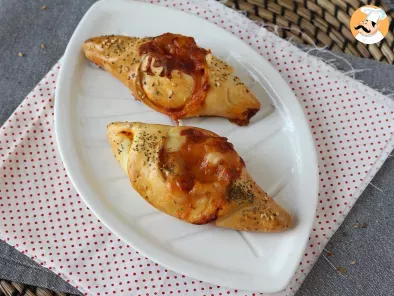 Petits pains bateaux façon pizza farcis de sauce tomate, jambon et mozzarella - photo 4