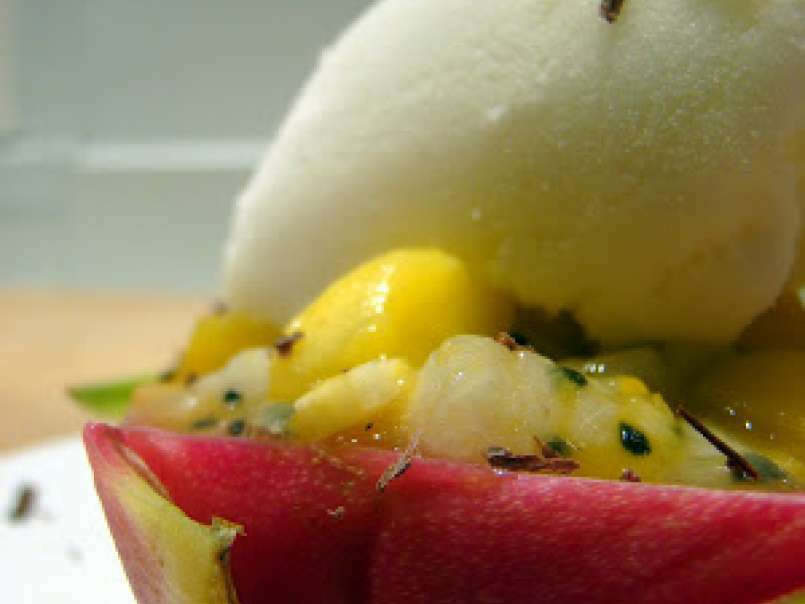Pitahaya, mangues, fruits de la passion, salade de fruits haute en couleurs et en craquant - photo 2