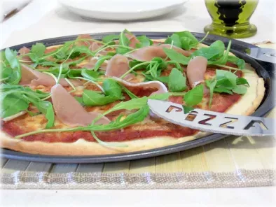 Pizza à la mozzarella, roquette et jambon sec italien - photo 2