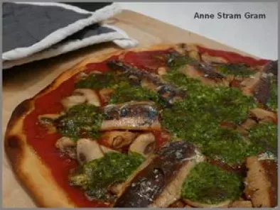 Pizza à la sardine et aux champignons de Paris