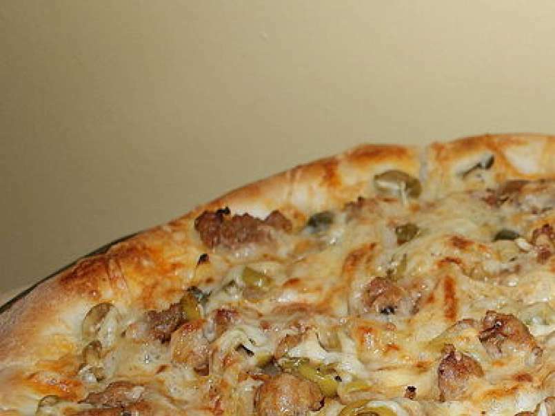 Pizza à la saucisse et olives vertes
