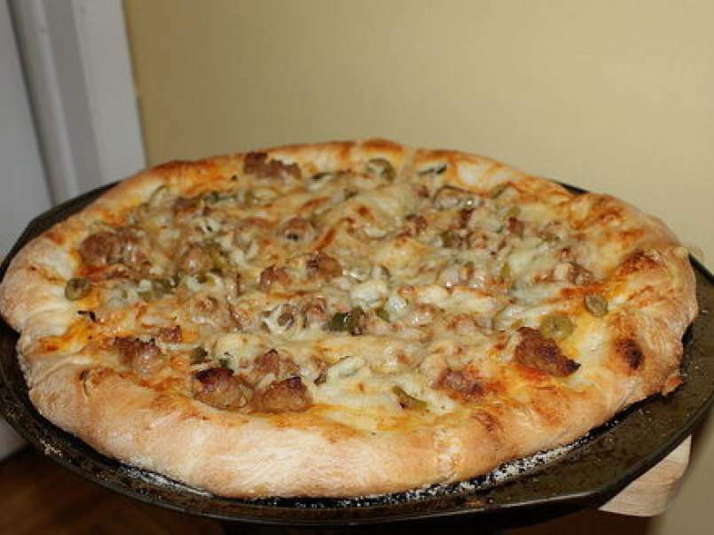 Pizza à la saucisse et olives vertes - photo 2