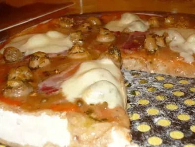Pizza au magret séché sauce au poivre vert