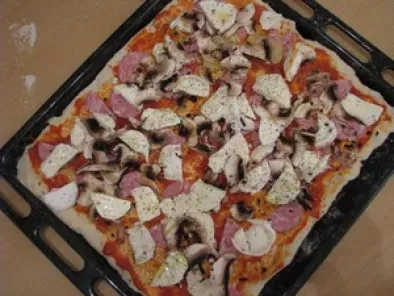 Pizza chèvre, champignons et saucisse de Morteau