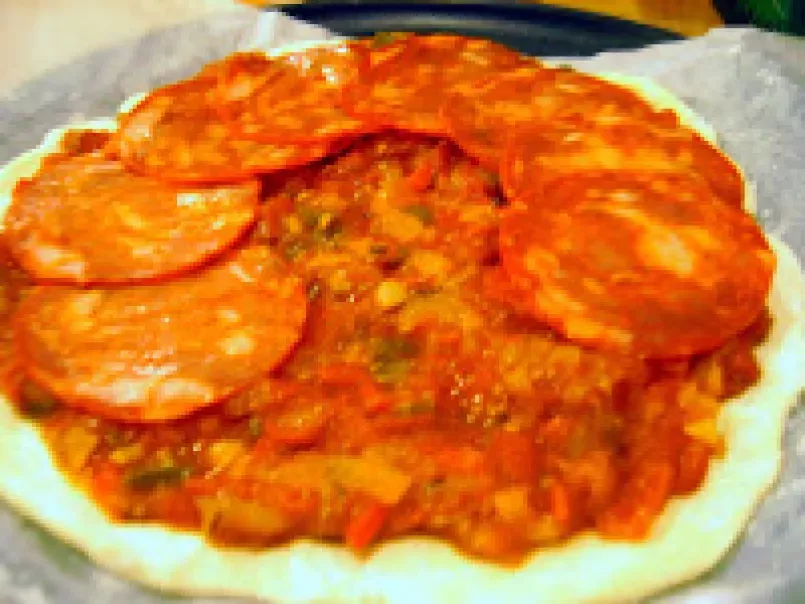 Pizza maison au chorizo, sauce tomate aux poivrons