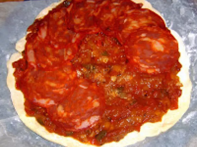 Pizza maison au chorizo, sauce tomate aux poivrons - photo 2