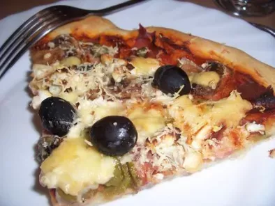 Pizza trois fromages aux olives