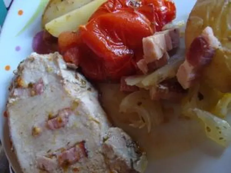 Rôti de porc, inclusion de poitrine fumée, pommes de terre et tomates confites