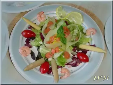 Salade aux dés de saumon fumé et crevettes