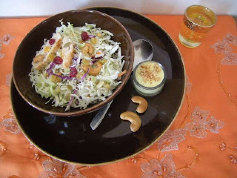 Salade coleslow, raisins, noix de cajou en sauce crémeuse