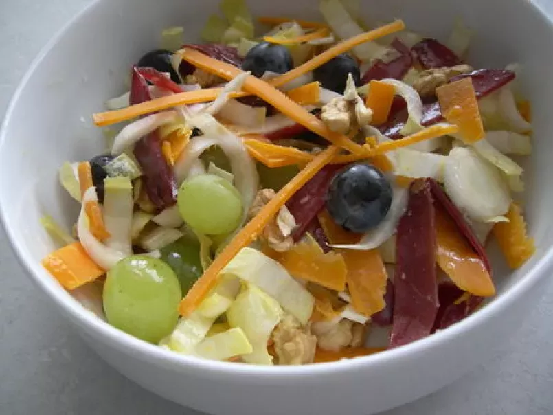 Salade d'endives aux deux raisins, mimolette, magret séché
