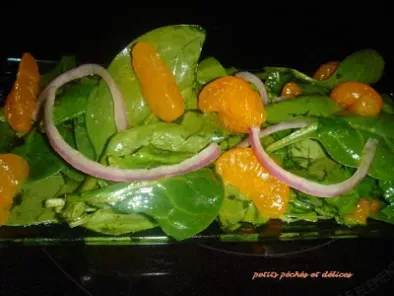 Salade d'épinards aux mandarines et oignons rouges