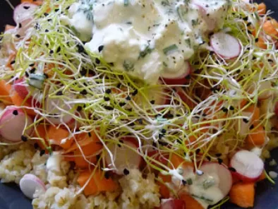 Salade de boulghour, radis, graines germées et sauce au chèvre