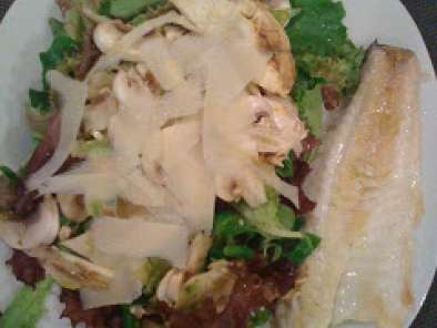 Salade de carpaccio d'artichauts crus et champignons servie avec un filet de bar grillé