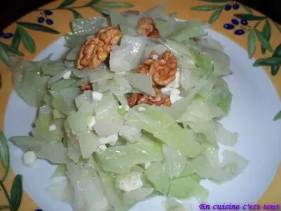 Salade de chou blanc aux noix et au roquefort