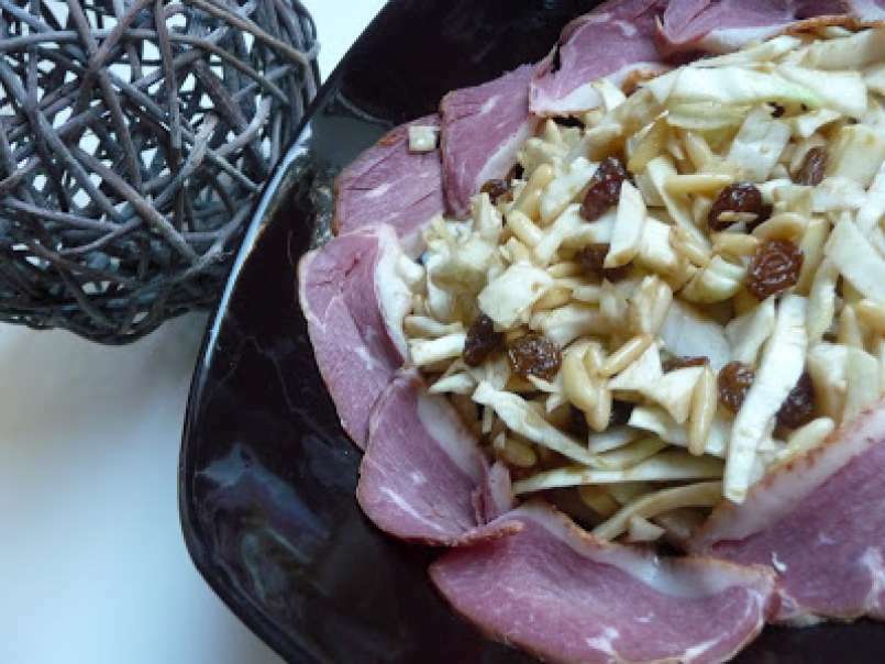 Salade de chou blanc, magret de canard, pignons, raisins et tome - photo 2