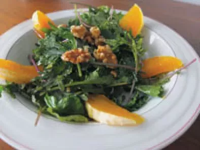 Salade de chou vert frisé aux noix et à l'orange