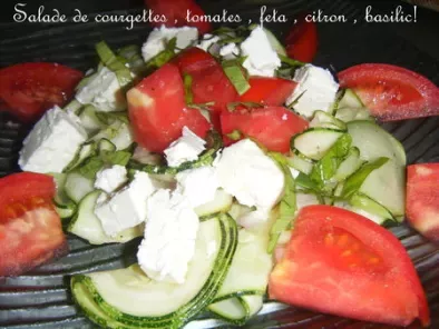 Salade de courgettes, basilic, citron, feta et tomates .