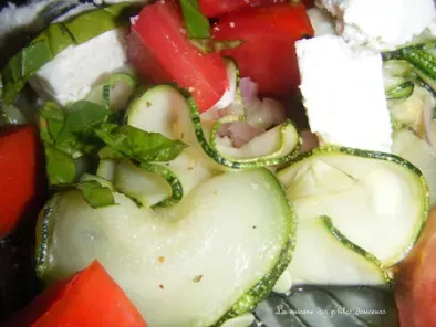 Salade de courgettes, basilic, citron, feta et tomates . - photo 3