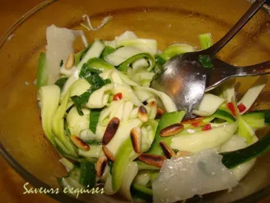 Salade de courgettes croquante au parmesan et aux pignons