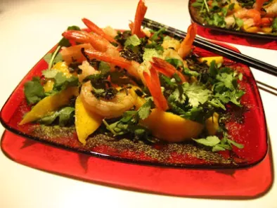 Salade de feuilles de thé aux mangues et crevettes et assaisonnée