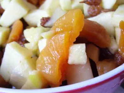 Salade de fruits : pommes, raisins et abricots