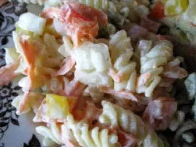 Salade de macaroni à la crème sure et mayonnaise